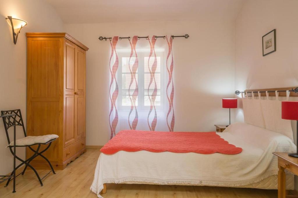 Postel nebo postele na pokoji v ubytování Logis de l'Orme