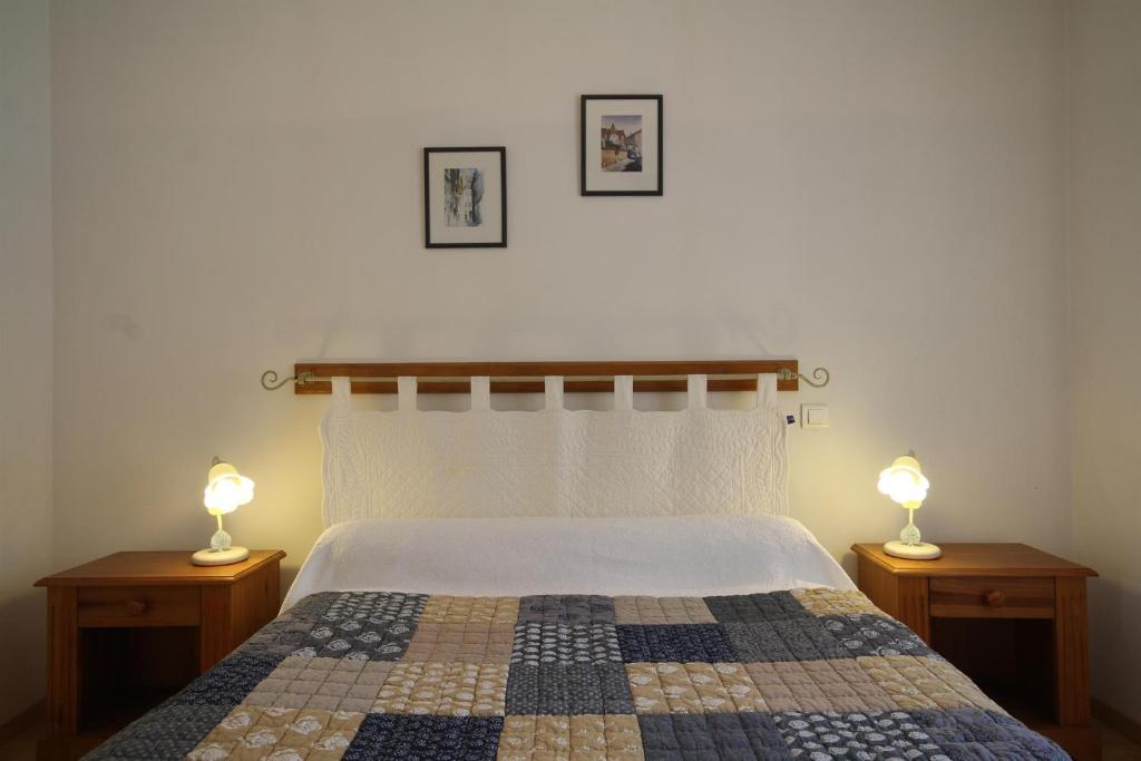 Postel nebo postele na pokoji v ubytování Logis de l'Orme