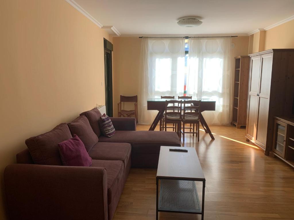 een woonkamer met een bank en een tafel bij Apartamentos Illa Nova in Foz