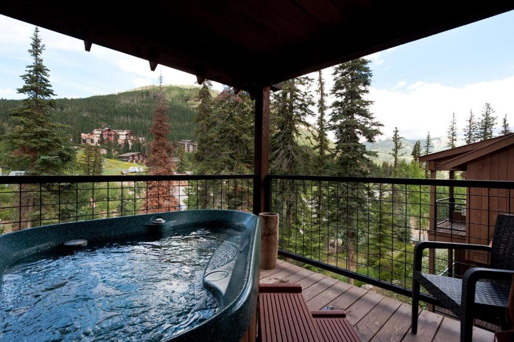 eine Badewanne auf einer Terrasse mit Bergblick in der Unterkunft Black Bear 66 in Durango Mountain Resort