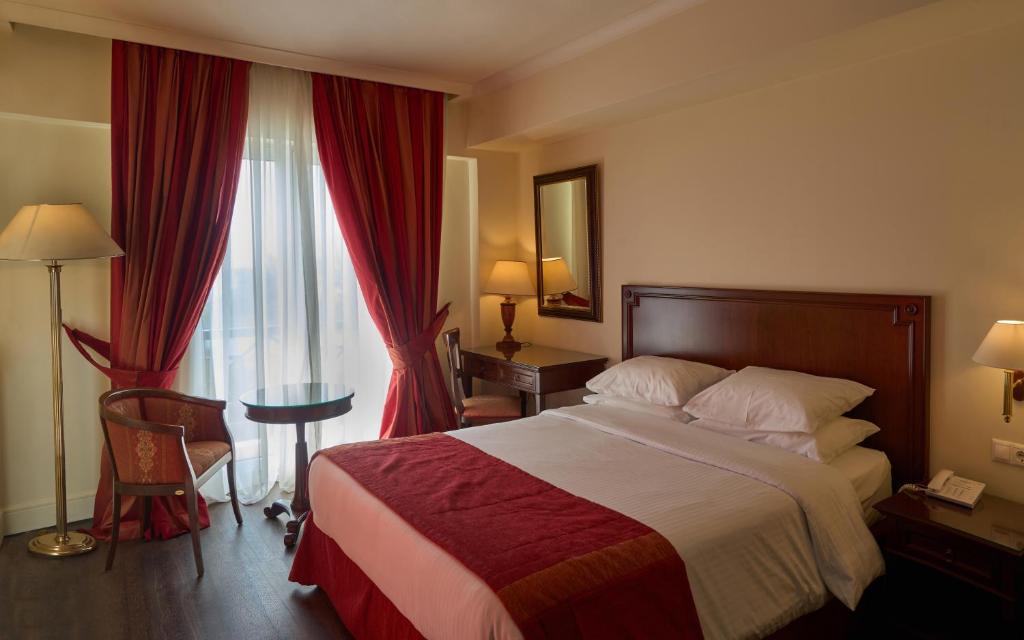 Postel nebo postele na pokoji v ubytování Volos Palace