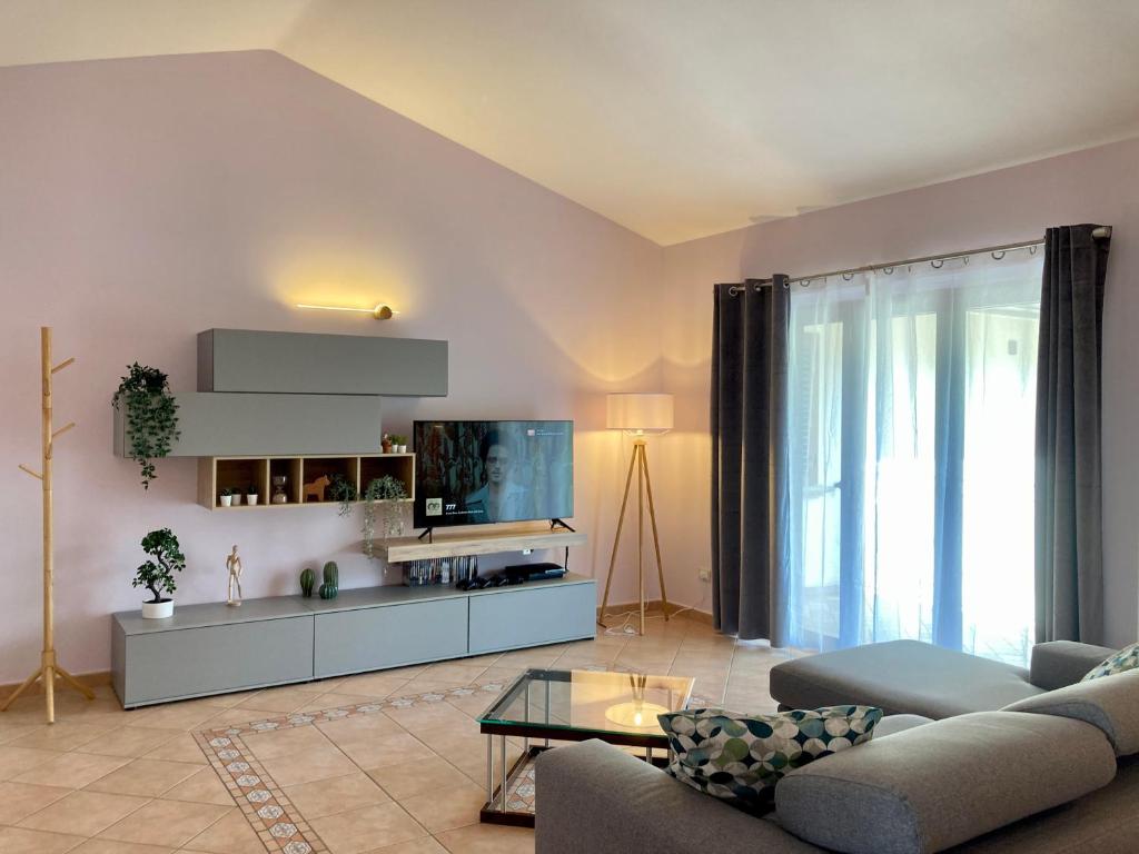 LOVE NEST Abruzzo في Scoppito: غرفة معيشة مع أريكة وتلفزيون