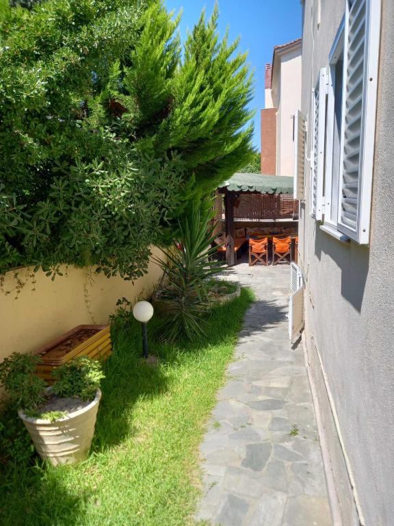 Vonkajšia záhrada v ubytovaní Spacious 2-bedroom vacation home with sea view