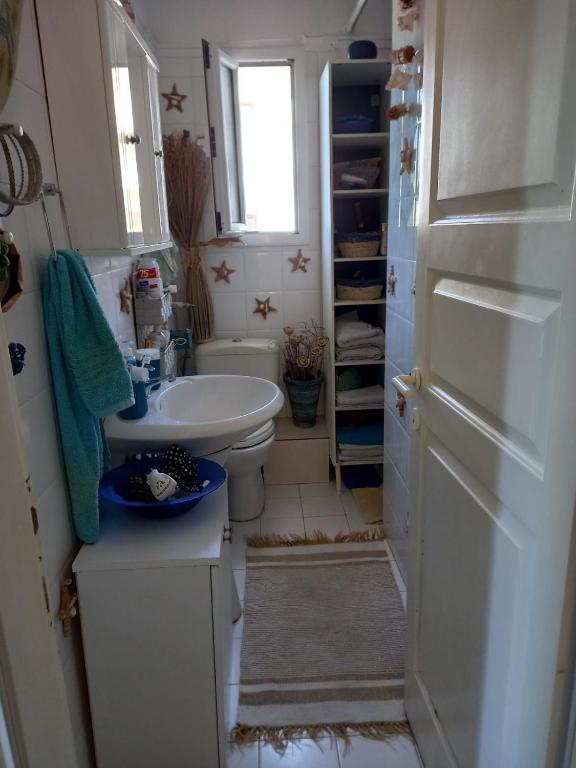 Kúpeľňa v ubytovaní Spacious 2-bedroom vacation home with sea view