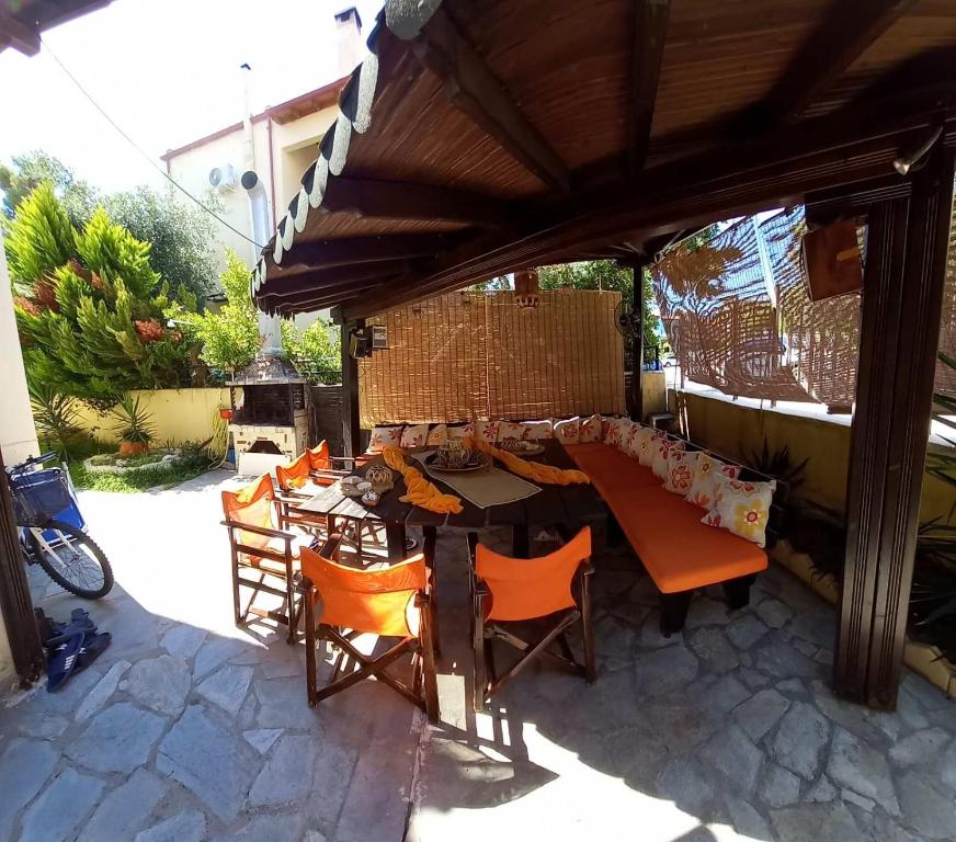 Reštaurácia alebo iné gastronomické zariadenie v ubytovaní Spacious 2-bedroom vacation home with sea view