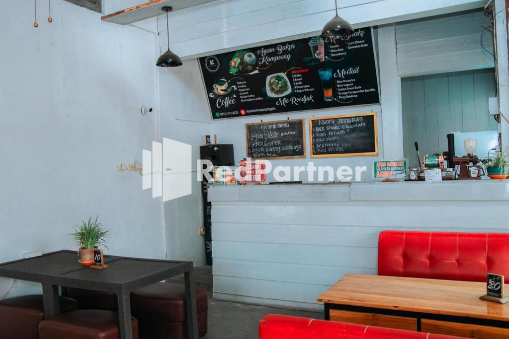 Restaurace v ubytování Flamboyan Asri Syariah Mitra RedDoorz near Kampung Inggris Pare