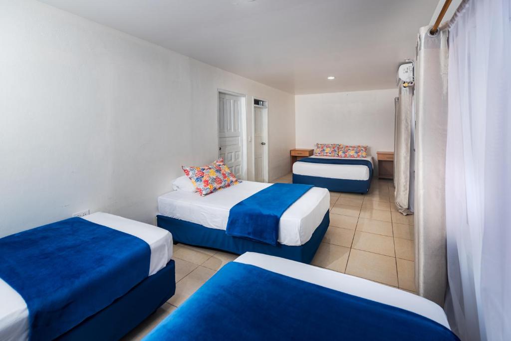 Postel nebo postele na pokoji v ubytování Hostal North Seymour