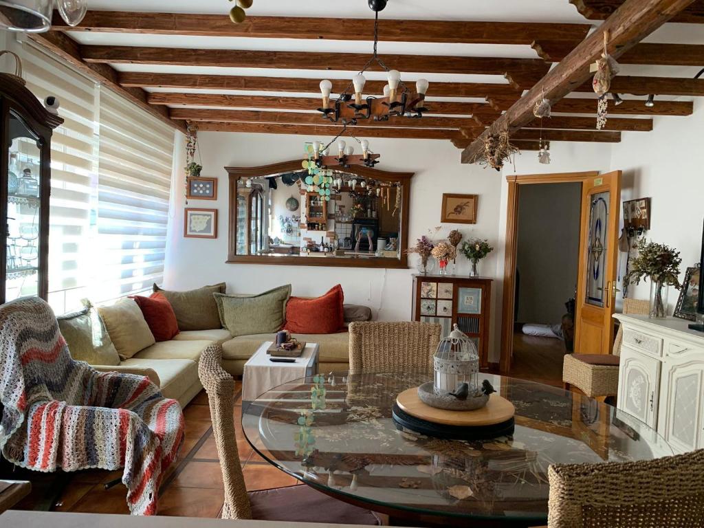 een woonkamer met een bank en een tafel bij La terrazuca in Santander