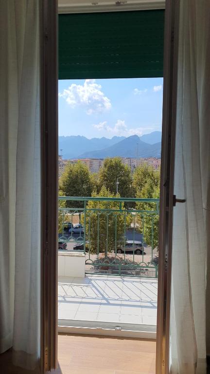 een open deur met uitzicht op een balkon bij B&B Salerno Urban Suite 57 in Salerno