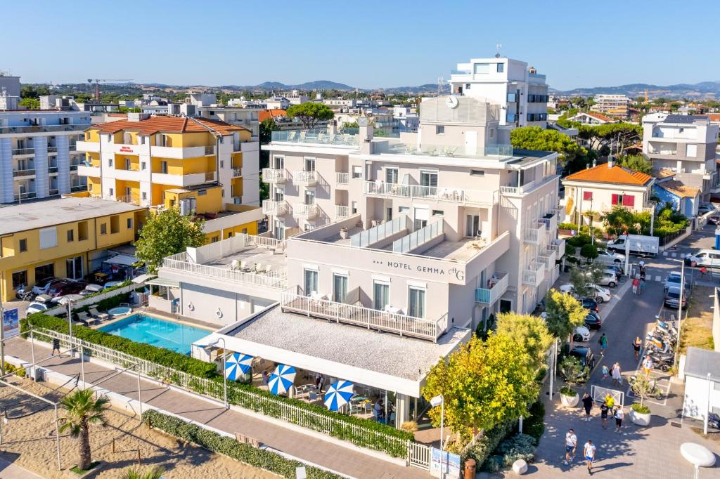 una vista aerea di una città con edifici di Hotel Gemma a Riccione