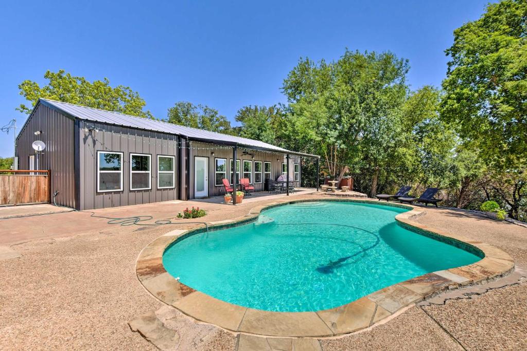 - une piscine dans l'arrière-cour d'une maison dans l'établissement Spacious Palo Pinto Home Private Dock and Pool, à Palo Pinto