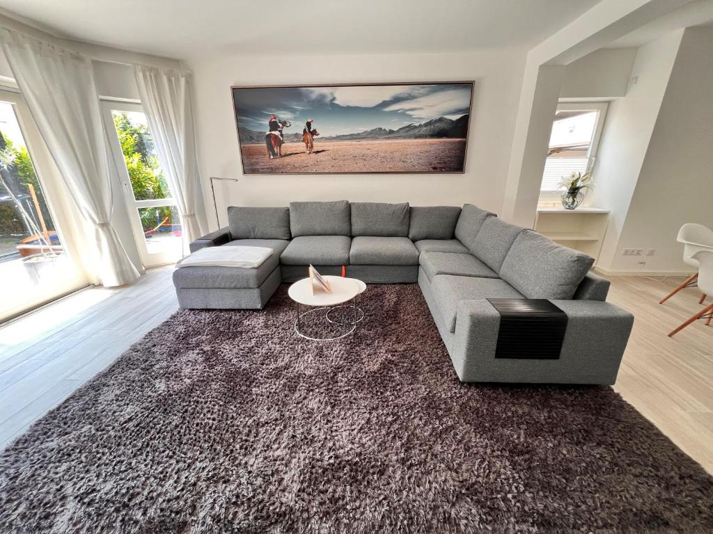 ein Wohnzimmer mit einem grauen Sofa und einem Teppich in der Unterkunft Veens Crew Home 4 Pax in Dreieich