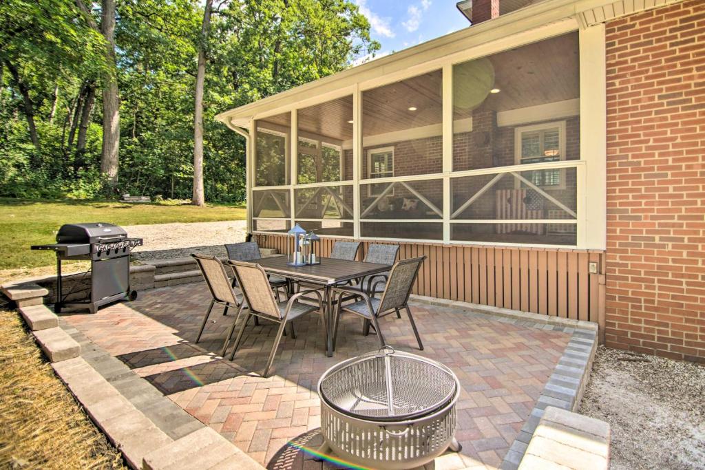 Αίθριο ή υπαίθριος χώρος στο Sun-Lit Lake Geneva Sanctuary with BBQ Patio!