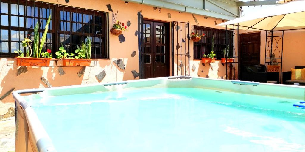 The swimming pool at or close to El Alfar