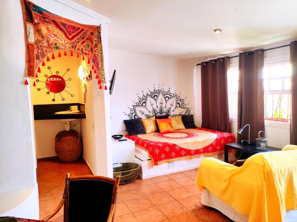 A bed or beds in a room at El Alfar