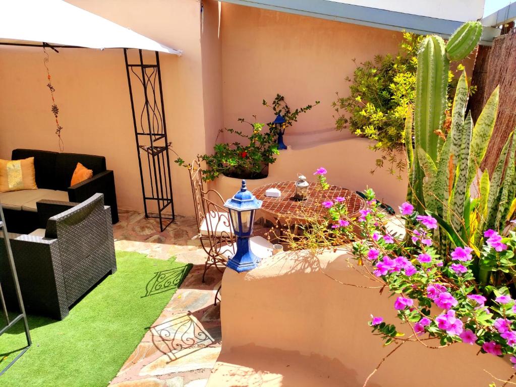 A garden outside El Alfar