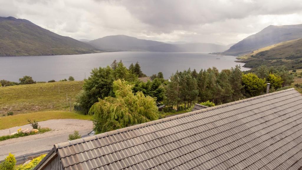 Badcaul的住宿－Langridge Highland Home，从房子的屋顶上可欣赏到湖景