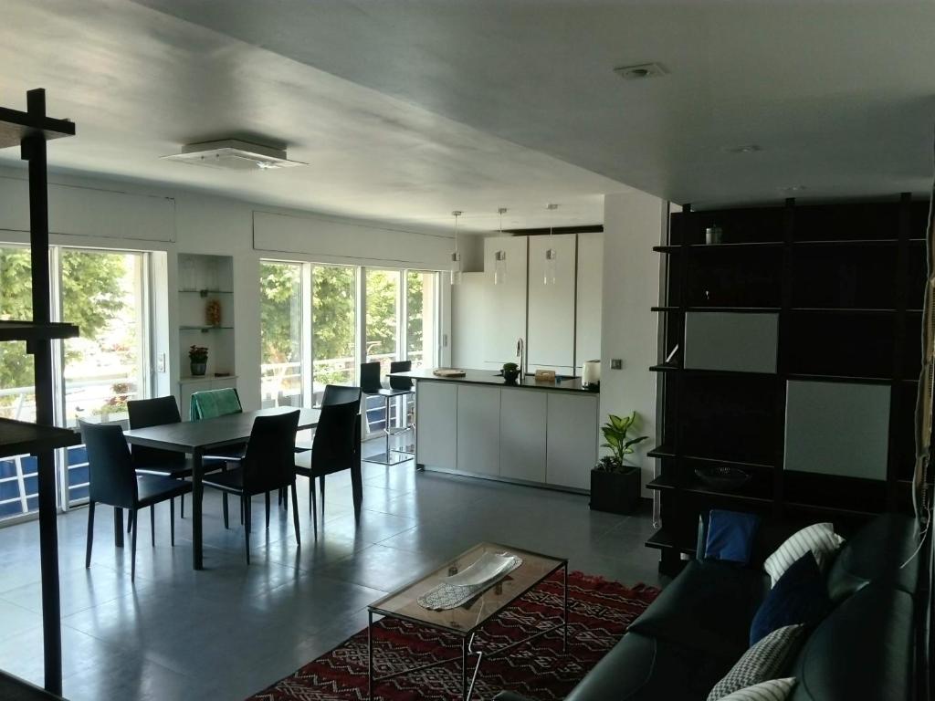 eine Küche und ein Esszimmer mit einem Tisch und Stühlen in der Unterkunft Bel appartement 3 chambres vue port de Golf Juan in Vallauris