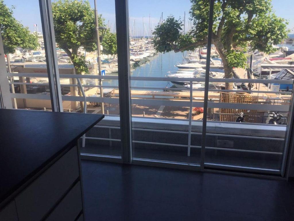 Balkón alebo terasa v ubytovaní Bel appartement 3 chambres vue port de Golf Juan