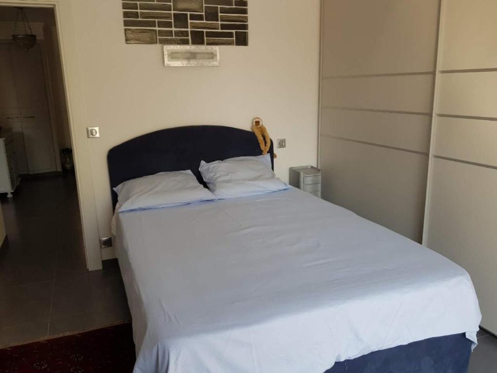 Posteľ alebo postele v izbe v ubytovaní Bel appartement 3 chambres vue port de Golf Juan