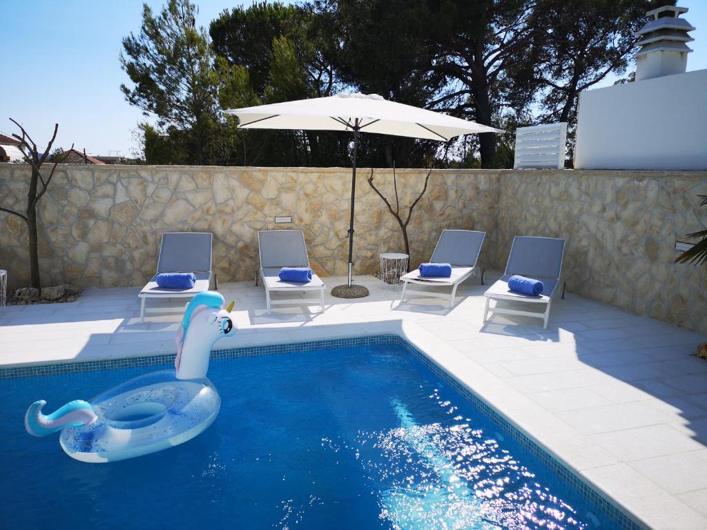 Bazén v ubytovaní La Villa du Soleil alebo v jeho blízkosti
