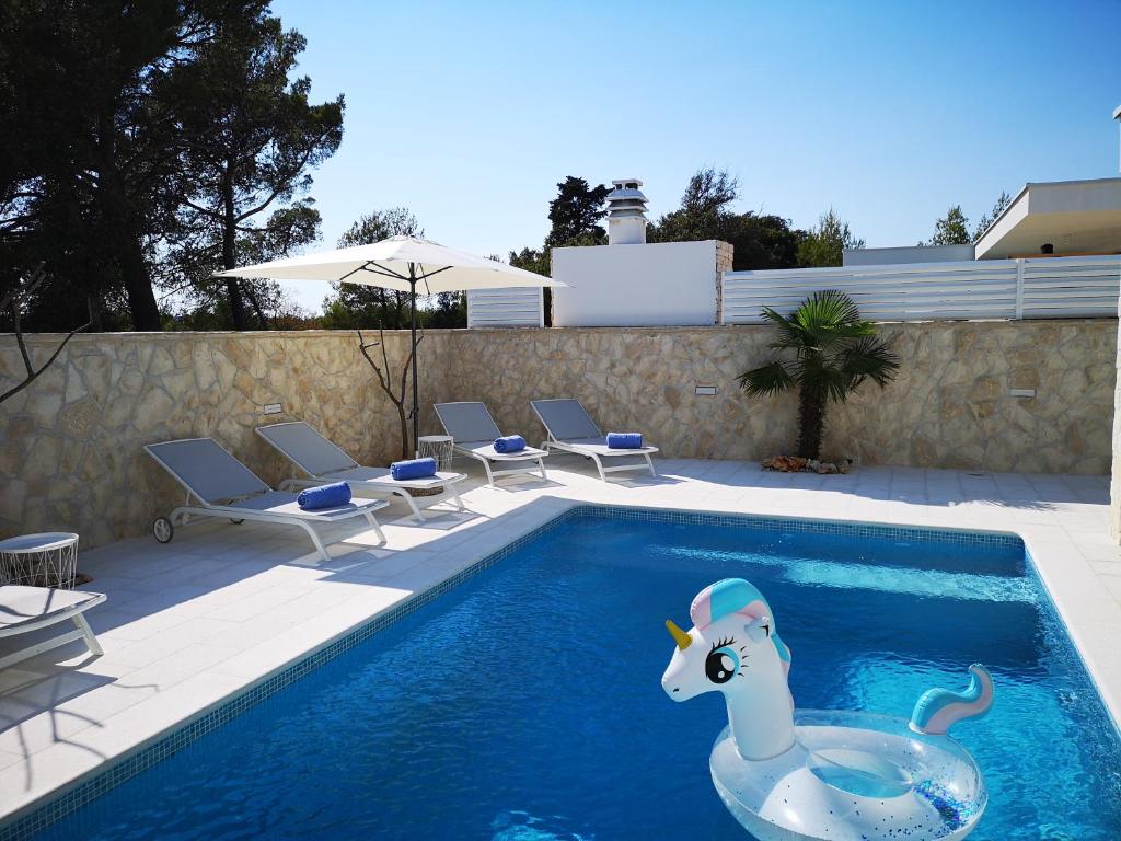 Bazén v ubytovaní La Villa du Soleil alebo v jeho blízkosti