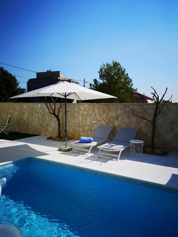 Bazén v ubytovaní La Villa du Soleil alebo v jeho blízkosti