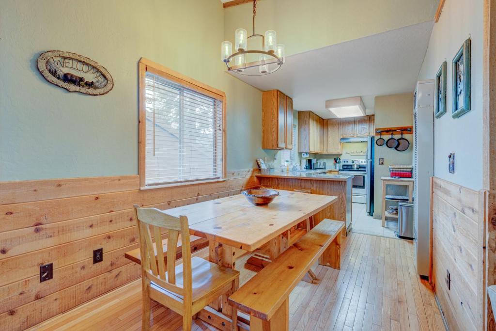 Kuchyň nebo kuchyňský kout v ubytování Tahoe Treetop Escape