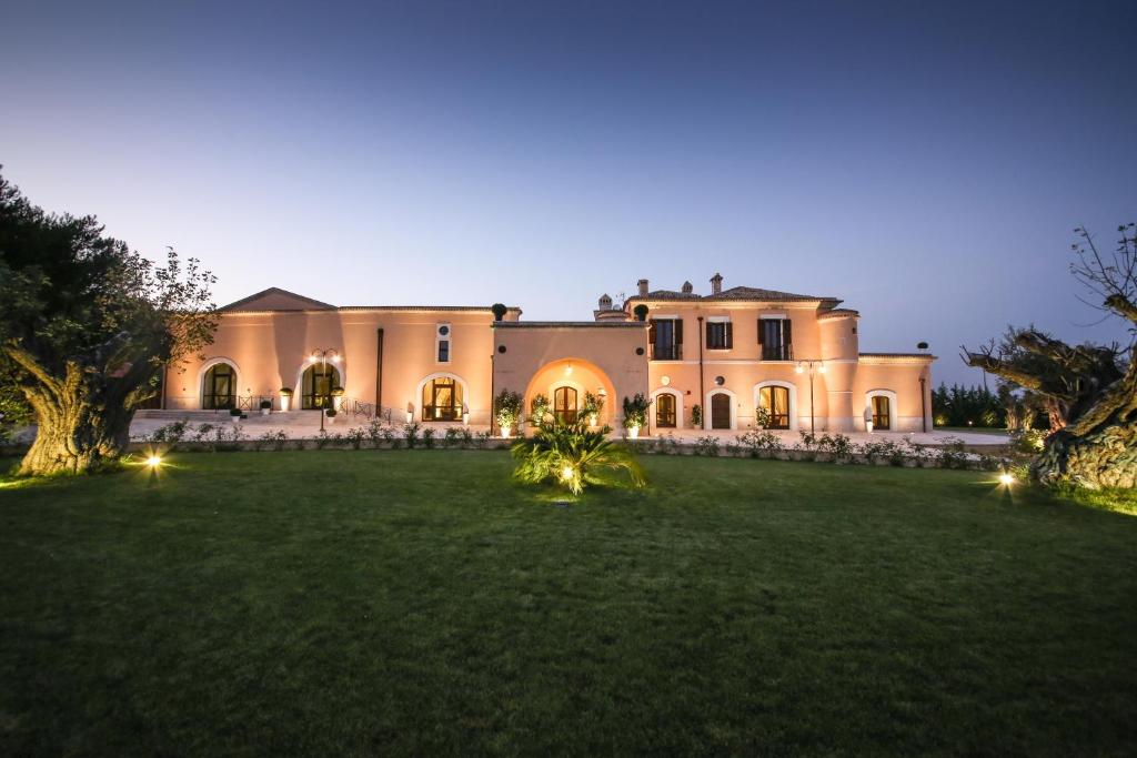 a large house with a lawn in front of it at Masseria Pietrafitta in Foggia