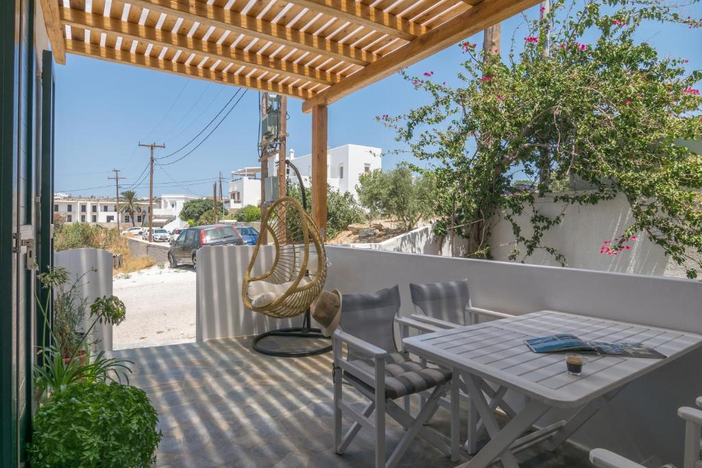 A balcony or terrace at Emanouela's apartment in the center of Adamas