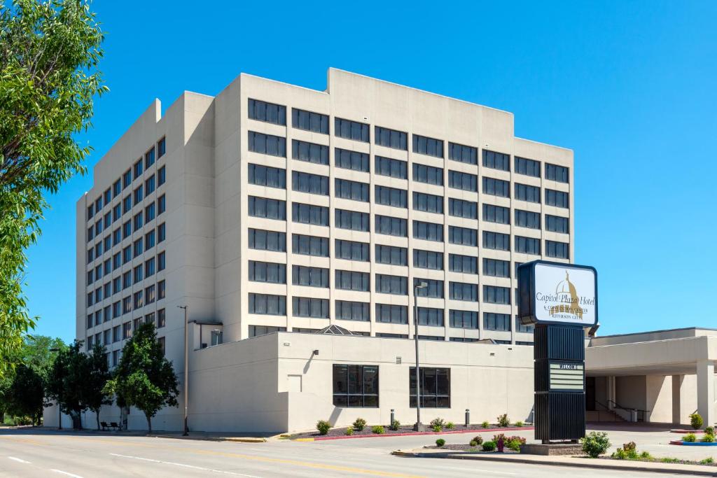un edificio blanco con un cartel delante en Capitol Plaza Hotel Jefferson City, en Jefferson City