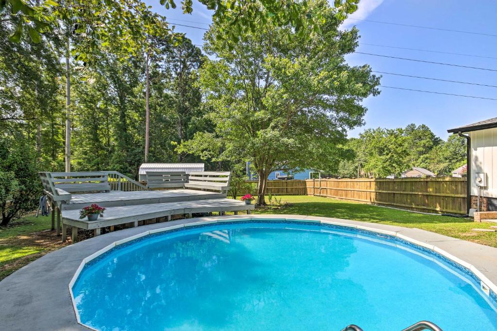 Sundlaugin á Modern Lexington Retreat with Backyard and Pool! eða í nágrenninu