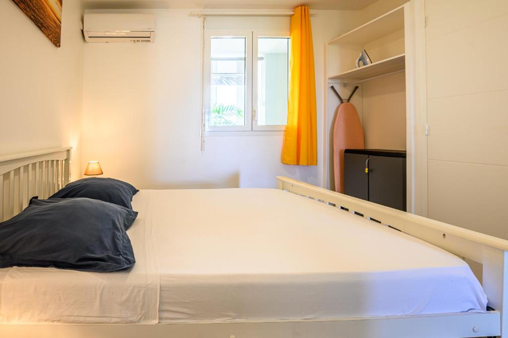 Postel nebo postele na pokoji v ubytování Suite face à la plage et proche des commerces - BED AND COFFEE RIVAGE