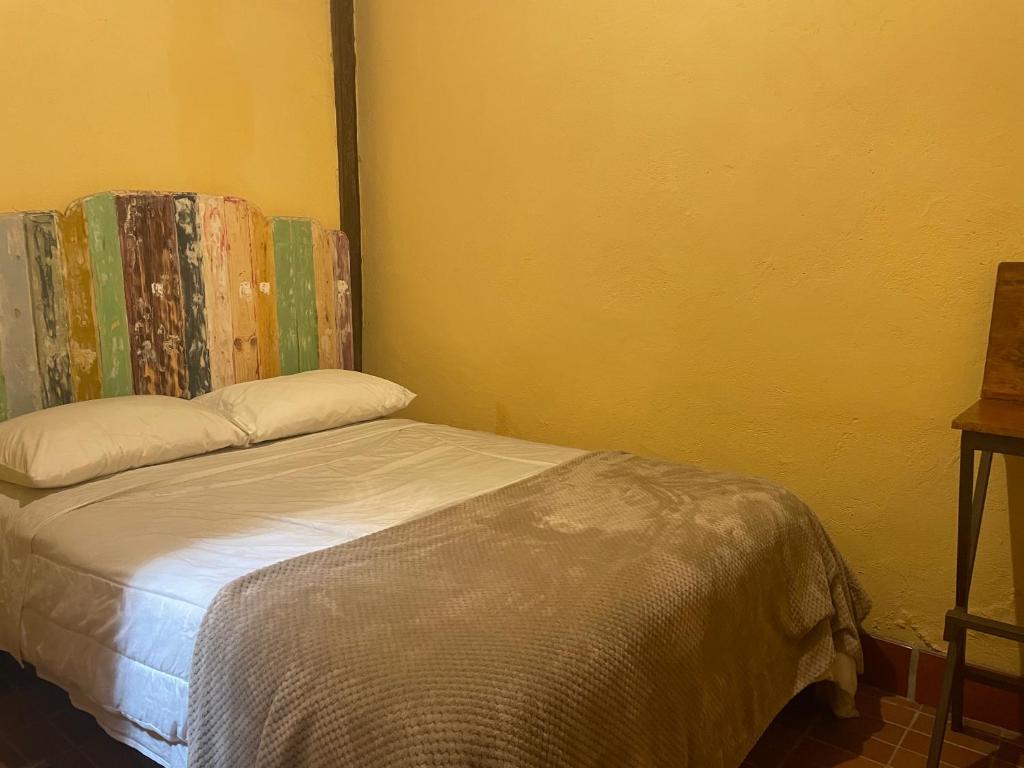 Postel nebo postele na pokoji v ubytování Hostal Casa Astromelia