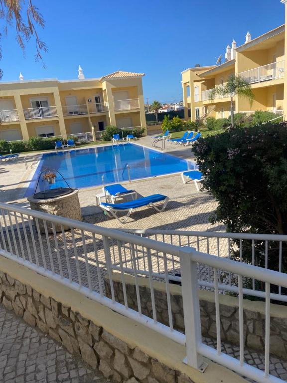- une piscine en face de certains immeubles dans l'établissement Parra Home Holidays - Close to Galé Beach, à Guia
