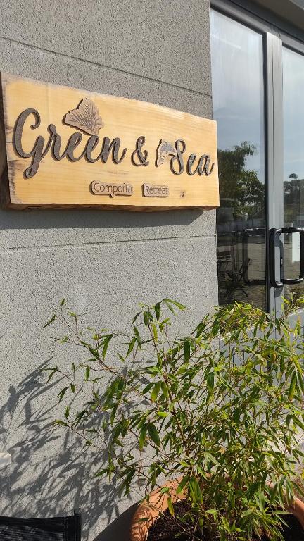 un panneau indiquant un panneau vert et maritime sur un bâtiment dans l'établissement Green & Sea Comporta Retreat, à Comporta