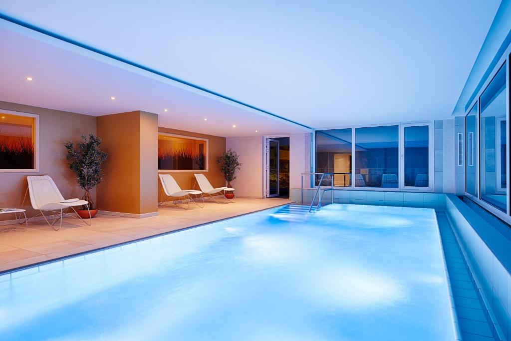 Bazén v ubytování Kaisergarten Hotel Deidesheim nebo v jeho okolí