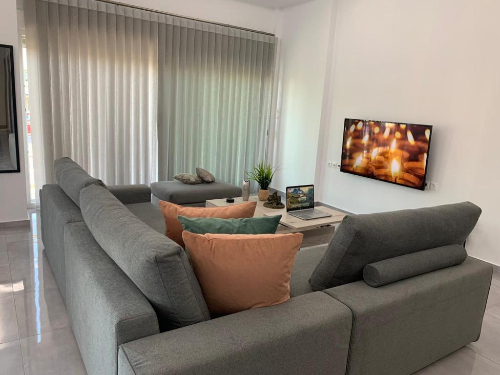 Televízia a/alebo spoločenská miestnosť v ubytovaní Paradise House