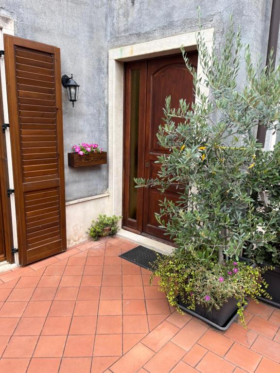 A garden outside Il Borghetto di San Giuseppe EtnaRooms&Apartments