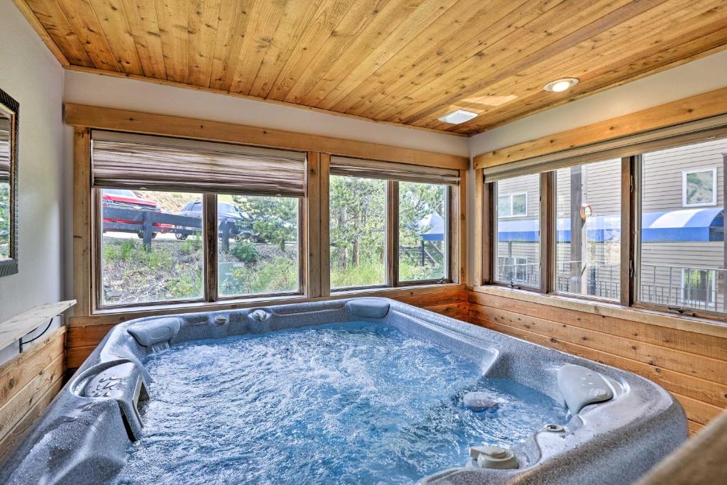 Πισίνα στο ή κοντά στο Ski-InandSki-Out Granby Condo with Indoor Hot Tub!