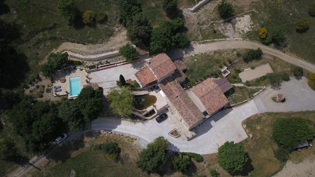 an overhead view of a house with a yard at Mas des Genêts in Manosque