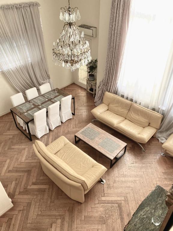 - un salon avec un canapé et un lustre dans l'établissement Duplex à la Villa Canteraine, à Cannes