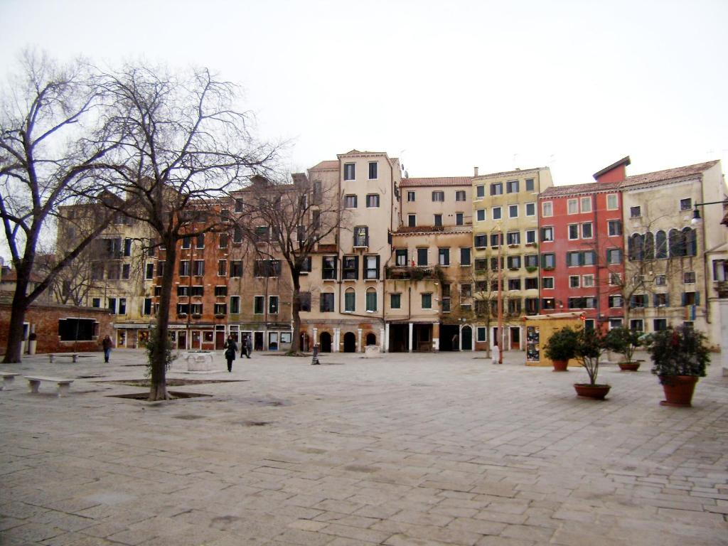威尼斯的住宿－貧民窟橋公寓，一座拥有许多建筑的城市里的大型广场