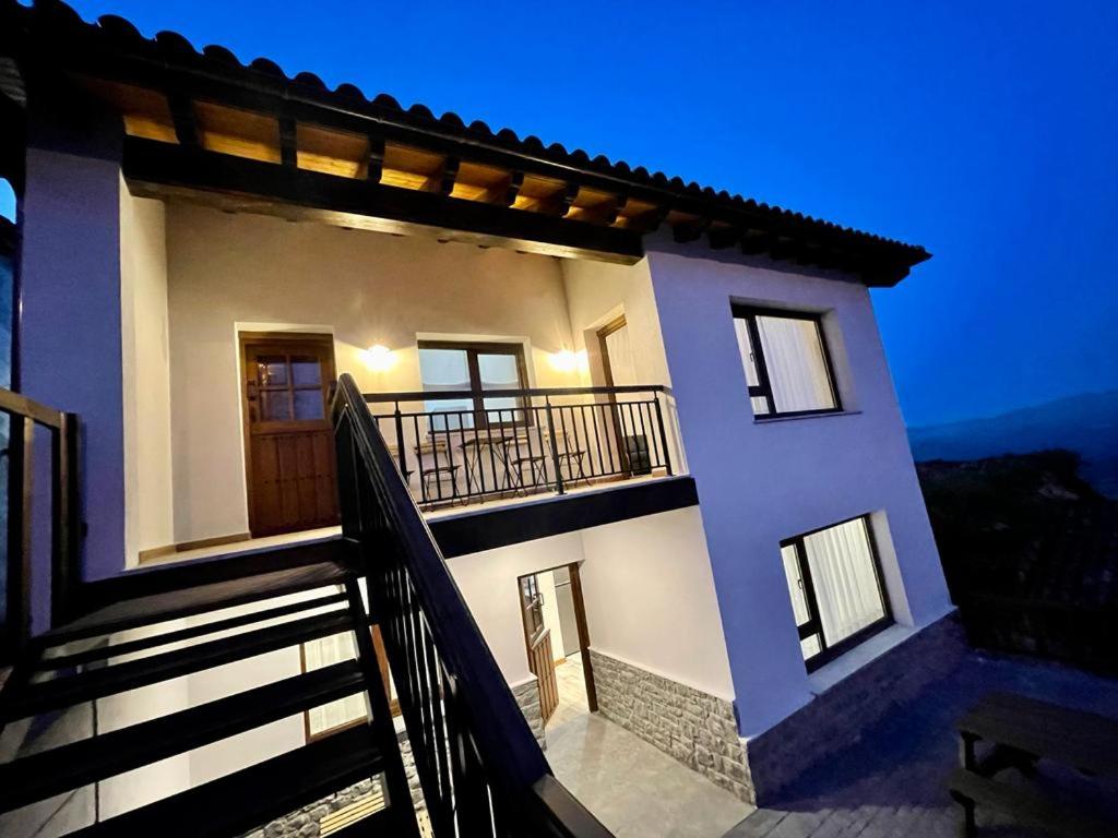 una casa con una escalera que conduce a ella en Tiu Enrique 6 en Cangas de Onís