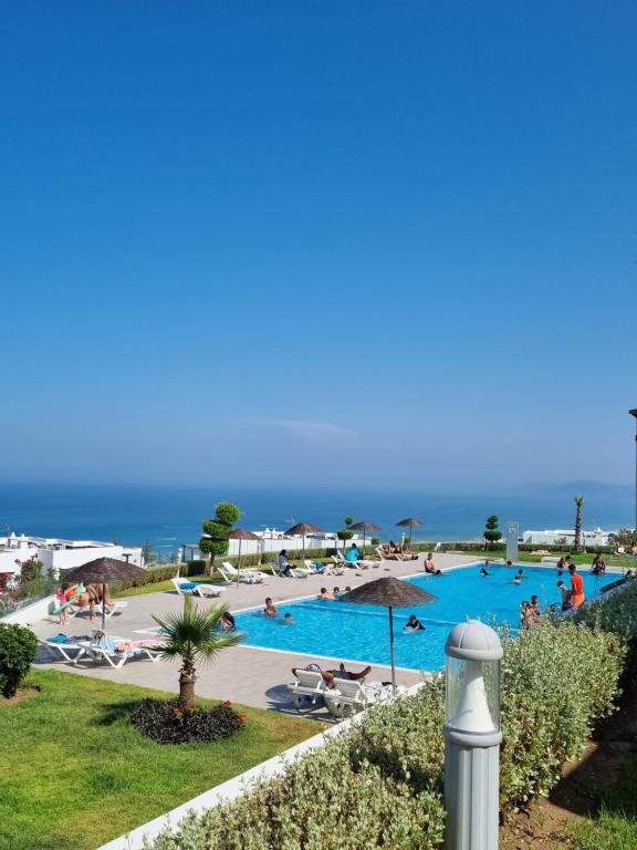 Bazén v ubytování Sea View Cosy Apartment nebo v jeho okolí