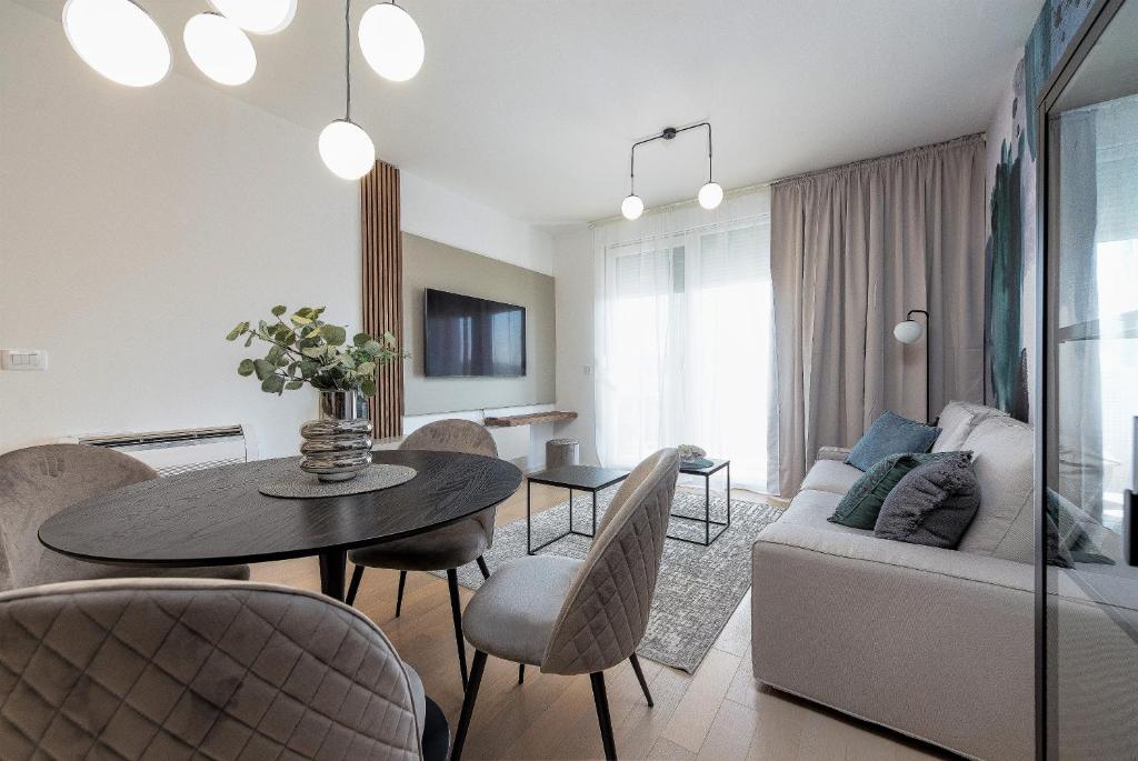 salon ze stołem i kanapą w obiekcie City Lux Apartment 2 - with garage and balcony w mieście Zadar