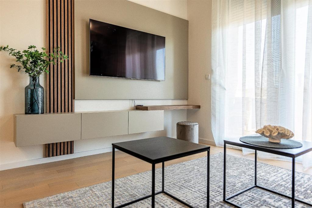 Telewizja i/lub zestaw kina domowego w obiekcie City Lux Apartment 2 - with garage and balcony
