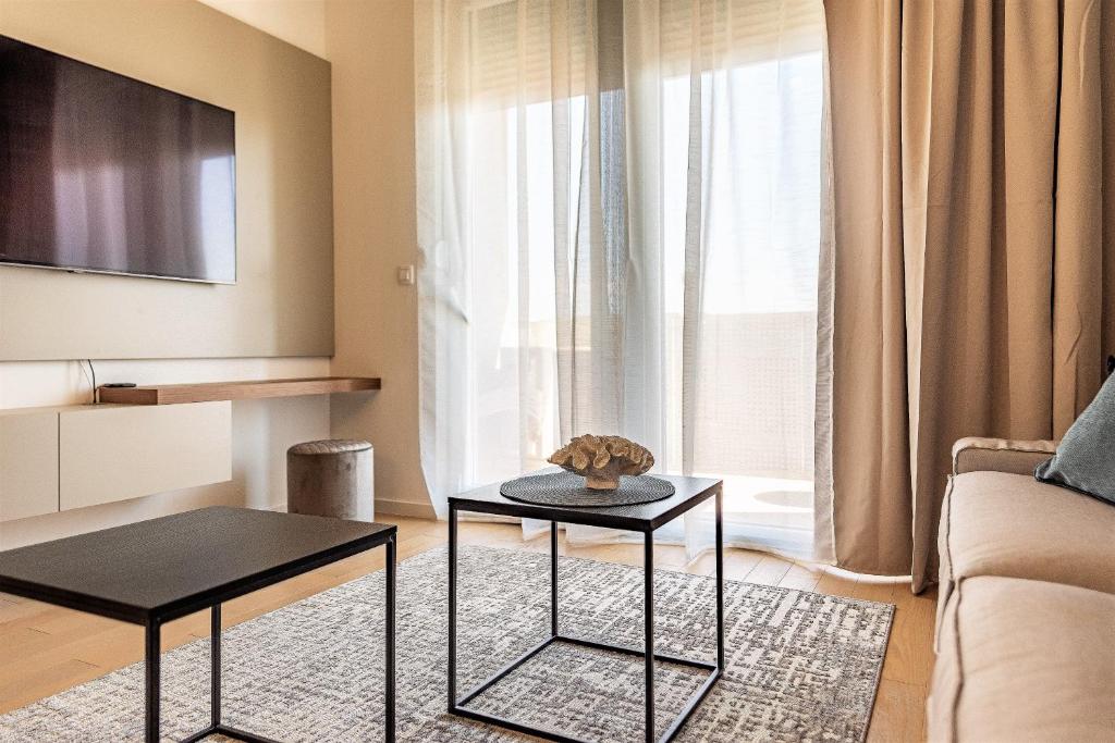 Telewizja i/lub zestaw kina domowego w obiekcie City Lux Apartment 2 - with garage and balcony
