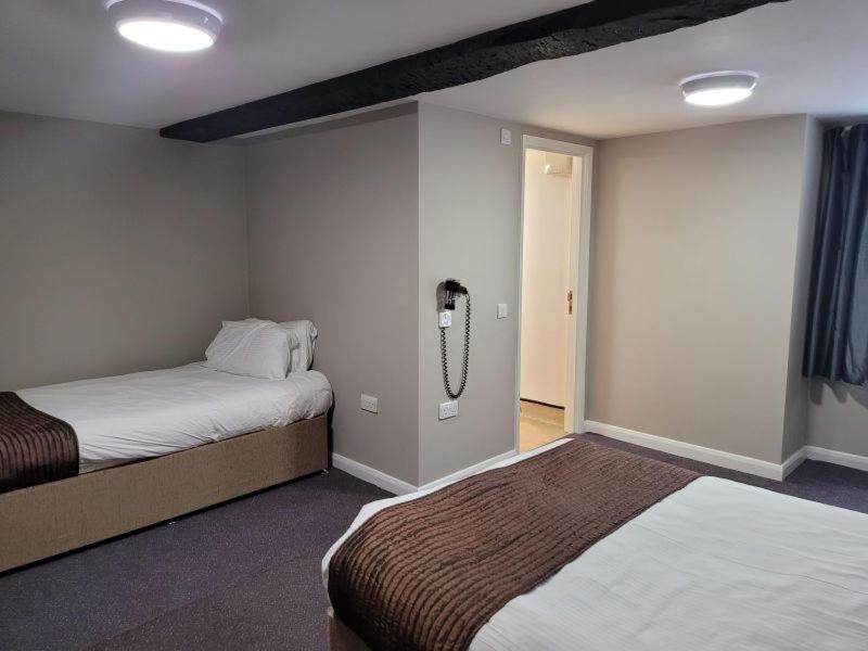 Postel nebo postele na pokoji v ubytování The Oakwood Hotel by Roomsbooked