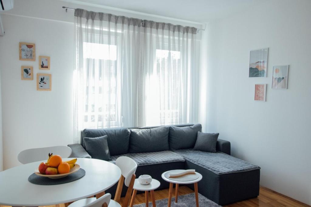 a living room with a couch and a table at Apartman Vas dom in Kraljevo
